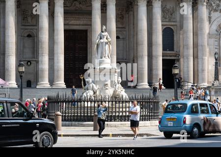 Eine Statue der Königin Anne ist auf dem Vorhof vor der Westfront der St Paul's Cathedral in London, Großbritannien, installiert. Es ist ein denkmalgeschütztes Wahrzeichen der Klasse II Stockfoto