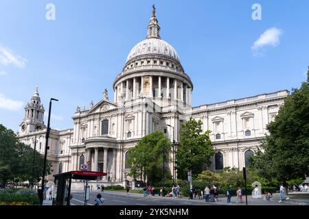 St. Paul's Cathedral, eine denkmalgeschützte Kathedrale aus dem 17. Jahrhundert mit einer 365 m hohen Kuppel und einem wichtigen Wahrzeichen Londons, befindet sich auf dem Ludgate Hill. UK Stockfoto