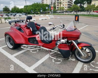 Olbia, Italien, 19. Juni 2023. Ausstellung im Stadtzentrum neuer Modelle dreirädriger Motorräder. Stockfoto