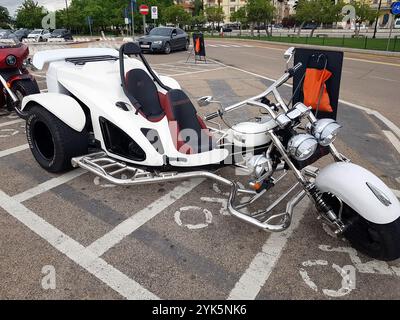 Olbia, Italien, 19. Juni 2023. Ausstellung im Stadtzentrum neuer Modelle dreirädriger Motorräder. Stockfoto