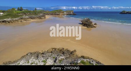 Küste und Klippen, Urban Beach of Celorio, Las Camaras Beach, Los Curas Beach, Palombina Beach, geschützte Landschaft der Orientalischen Küste von Astu Stockfoto