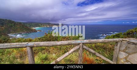 Aussichtspunkt Del Alto de las Llanas, Kantabrisches Meer, Küstenpfad Miradores, Natura-2000-Netzwerk, Naturschutzgebiet, Muros de Nalon, Principado de Astur Stockfoto