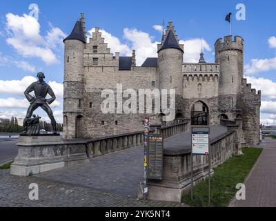 Mittelalterliche Festung Burg stehen und Skulptur lange Wapper am Steenplein, Antwerpen, Flandern, Belgien, Europa Stockfoto