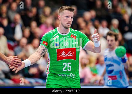 Lübecke, Deutschland. November 2024. Adam Nyfjaell (GWD Minden, #25) jubelt nach Torerfolg/Tor Credit: dpa/Alamy Live News Stockfoto