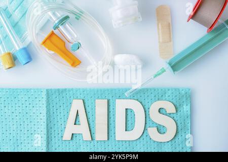 Aids, HIV-Konzept. Gesundheitswesen und Medizinische Konzept. Verfügbare Infusionsset und Spritzen für Medizintechnik, Gesundheit oder Pharmazie Themen. Medizinische environme Stockfoto