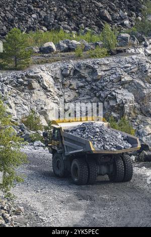 Kipplaster im Kalksteinbergbau, schwere Maschinen. Bergbau im Steinbruch Stockfoto