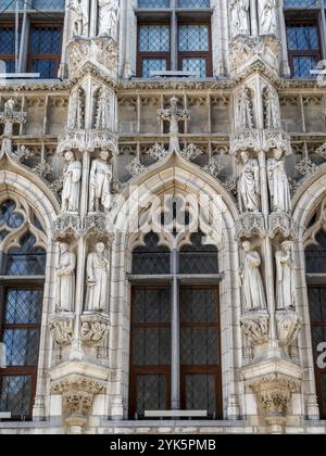 Detail künstlerisches Gebäude Leuvener Rathaus (Historisch Stadhuis van Leuven) von 1469 im spätgotischen Stil am Groten Markt, Leuven, Flandern, Flemis Stockfoto