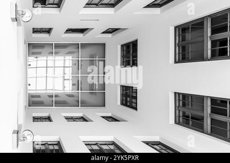 Ein moderner Innenhof in Schwarz-weiß mit symmetrischen Fensteranordnungen und klarem, urbanem Stil, Reichstag Berlin Stockfoto