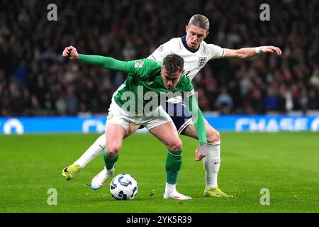 Sammie Szmodics (links) und Englands Conor Gallagher kämpfen um den Ball während des Gruppenspiels der UEFA Nations League B2 im Wembley Stadium in London. Bilddatum: Sonntag, 17. November 2024. Stockfoto