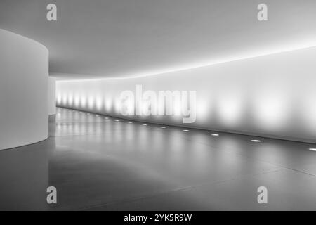 Ein minimalistischer, futuristischer Flur mit weißen Wänden und geschwungenem Design, Reichstag Berlin Stockfoto