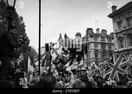 Foto: © Jamie Callister. Tausende kommen nach London, um an einem pro-nationalistischen marsch gegen Keir Starmers Labour-Regierung teilzunehmen. Parlamentsq Stockfoto