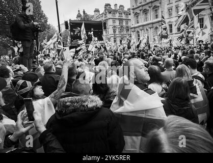 Foto: © Jamie Callister. Tausende kommen nach London, um an einem pro-nationalistischen marsch gegen Keir Starmers Labour-Regierung teilzunehmen. Parlamentsq Stockfoto