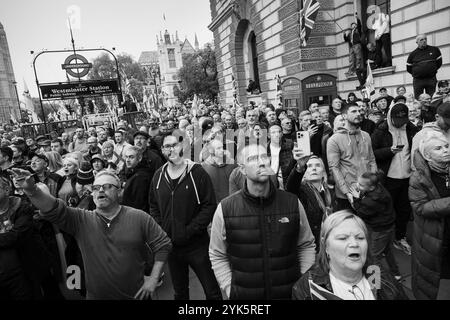 Foto: © Jamie Callister. Tausende kommen nach London, um an einem pro-nationalistischen marsch gegen Keir Starmers Labour-Regierung teilzunehmen. Parlamentsq Stockfoto