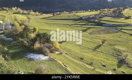 Weite ländliche Landschaft mit Feldern und Schatten, hervorgehoben durch Herbstfarben. Posof, Ardahan, TÜRKEI Stockfoto