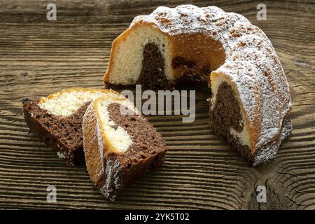 Traditionelle hausgemachte Marmor Kuchen. In Scheiben geschnitten Marmor bundt Cake auf hölzernen Tisch Stockfoto