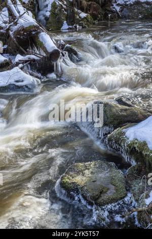 Auftaufeder. Wasserschnellen im Frühling, wenn Eis und Schnee schmelzen Stockfoto