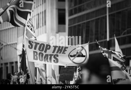 Foto: © Jamie Callister. Tausende kommen nach London, um an einem pro-nationalistischen marsch gegen Keir Starmers Labour-Regierung teilzunehmen. Parlamentsq Stockfoto