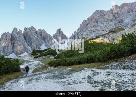 Mann auf einem Klettersteig Ivano Dibona in den Bergen. Abenteuer in den Bergen. Provinz Belluno, Dolomiti Alps, Italien, Europa Stockfoto