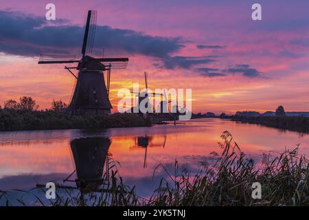 Sonnenaufgang auf dem Kinderdijk, Niederlande Stockfoto