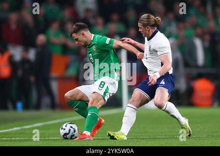 Wembley Stadium, London, Großbritannien. November 2024. Nations League, League B, Group 2 International Football, England gegen die Republik Irland; Jayson Molumby aus Irland unter Druck von Conor Gallagher aus England Credit: Action Plus Sports/Alamy Live News Stockfoto