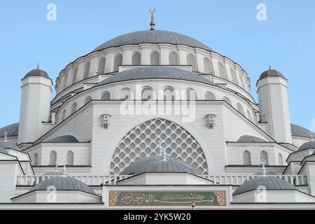 Majestätische Moschee mit mehreren Kuppeln und geometrischen Mustern mit klarem blauem Himmel Stockfoto