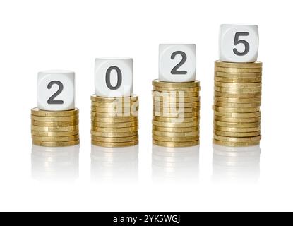 Steigende Münzstapel mit Buchstabenwürfeln - 2025 Stockfoto