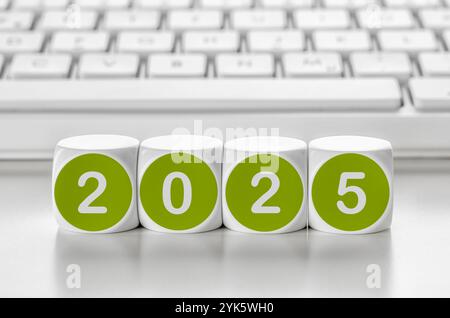 Buchstabenwürfel vor einer Tastatur - 2025 Stockfoto