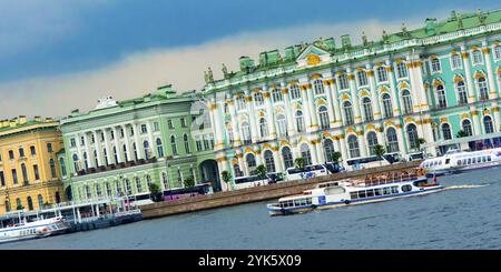 Winterpalast, Eremitage Musseum, Newa, Sankt Petersburg, UNESCO-Weltkulturerbe, Russland, Europa Stockfoto