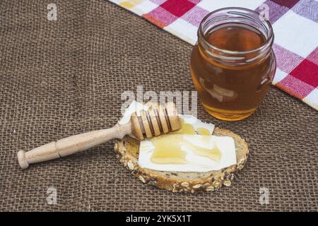Scheibe Brot mit Butter und Honig zum Frühstück Stockfoto