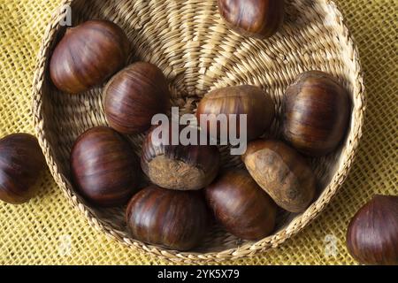 Frische essbare Kastanien in einem Korb Stockfoto