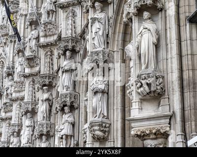 Detail künstlerisches Gebäude Leuvener Rathaus (Historisch Stadhuis van Leuven) von 1469 im spätgotischen Stil am Groten Markt, Leuven, Flandern, Flemis Stockfoto