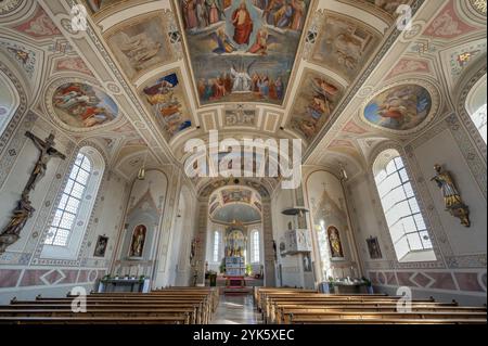 Hauptaltar und Deckenfresken, katholische Pfarrkirche St. Blasius in Dietmannsried, Allgaeu, Bayern, Deutschland, Europa Stockfoto