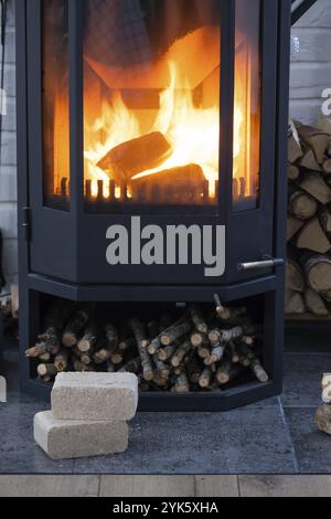 Brennstoffbriketts aus gepresstem Sägemehl zum Anzünden des Ofens, kostengünstige Alternative umweltfreundlicher Brennstoff für den Kamin im Haus. Brennholz ist Stockfoto