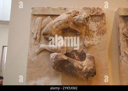 Griechenland. Delphi. Athenisches Finanzministerium. 410BCE-480 BCE. Metopa: Herakles und der Ceryneische Hind. Archäologisches Museum von Delphi. Griechenland. Stockfoto