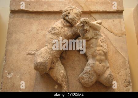 Griechenland. Delphi. Athenisches Finanzministerium. 410BCE-480 BCE. Metopa: Herakles und der Ceryneische Hind. Archäologisches Museum von Delphi. Griechenland. Stockfoto