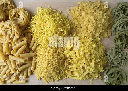 Layout der italienischen rohen Pasta, verschiedene Arten und Formen von Pasta Stockfoto