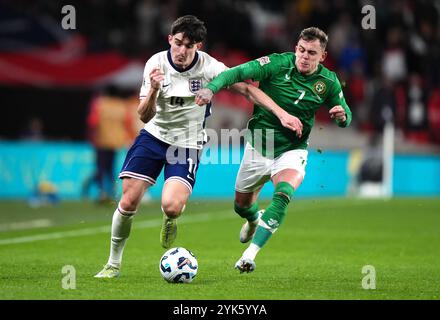 Der Engländer Valentino Livramento (links) und Sammie Szmodics aus Irland kämpfen um den Ball während des Gruppenspiels der UEFA Nations League B2 im Wembley Stadium in London. Bilddatum: Sonntag, 17. November 2024. Stockfoto