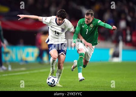 Der Engländer Valentino Livramento (links) und Sammie Szmodics aus Irland kämpfen um den Ball während des Gruppenspiels der UEFA Nations League B2 im Wembley Stadium in London. Bilddatum: Sonntag, 17. November 2024. Stockfoto