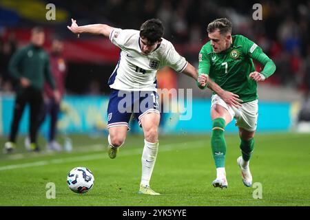 Der Engländer Valentino Livramento (links) und Sammie Szmodics aus Irland kämpfen um den Ball während des Gruppenspiels der UEFA Nations League B2 im Wembley Stadium in London. Bilddatum: Sonntag, 17. November 2024. Stockfoto