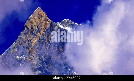 Machapuchare Holy Mountain, Fish Tail, Machapuchare Base Camp Area, Trek to Annapurna Base Camp, Annapurna Conservation Area, Himalaya, Nepal, Asien Stockfoto