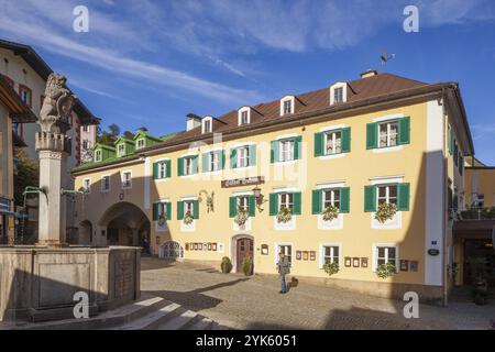 Marktplatz mit Gasthof Neuhaus und Marmorner Brunnen in der Altstadt, Berchtesgaden, Berchtesgadener Land, Oberbayern, Bayern, Deutschland, Europ Stockfoto