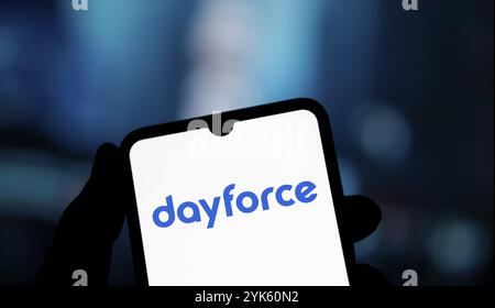 Das Dayforce-Logo wird auf dem Smartphone angezeigt. Dayforce Inc bietet HR-Software und -Services weltweit an. Stockfoto