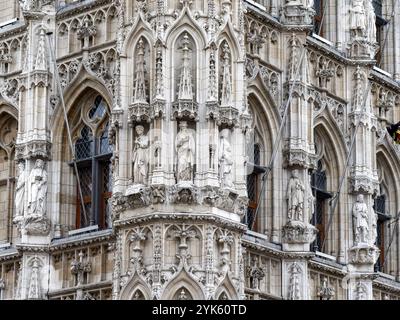 Detail künstlerisches Gebäude Leuvener Rathaus (Historisch Stadhuis van Leuven) von 1469 im spätgotischen Stil am Groten Markt, Leuven, Flandern, Flemis Stockfoto