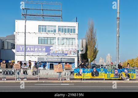 Kiew, Ukraine, 17. November 2024: Protest fordert die Freilassung des in Russland gefangenen ukrainischen Militärs, insbesondere der Asow-Soldaten Stockfoto