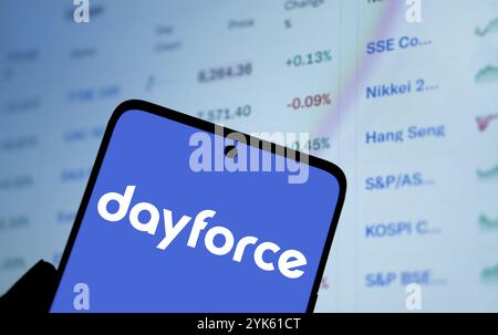 Das Dayforce-Logo wird auf dem Smartphone angezeigt. Dayforce Inc bietet HR-Software und -Services weltweit an. Stockfoto