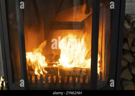 Brennholz brennt im Ofen der Nahaufnahme des Herds. Alternative umweltfreundliche Heizung, warmes, gemütliches Zimmer zu Hause, brennendes Holz Stockfoto
