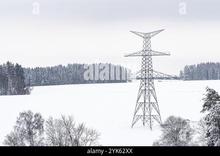 Bau von Hochspannungsmasten im Winter. Montierte Halterungen für die Stromübertragungsleitung, einbaufertig Stockfoto