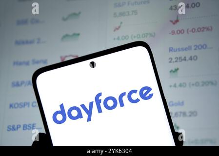 Das Dayforce-Logo wird auf dem Smartphone angezeigt. Dayforce Inc bietet HR-Software und -Services weltweit an. Stockfoto