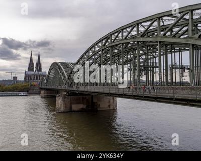 Kölner Dom und Hohenzollernbrücke mit Vorhängeschlössern als Zeichen der Freundschaft und Liebe, Liebesschlösser, am Metallzaun (Geländer) und Rhein, Köln Stockfoto