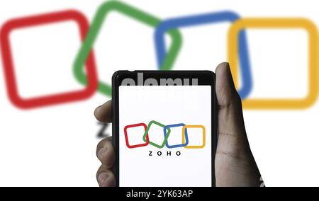 Person, die ein Mobiltelefon mit dem Logo des indischen Technologieunternehmens Zoho Corporation auf dem Telefonbildschirm hält – Dhaka, Bangladesch 29. September 2024 Stockfoto